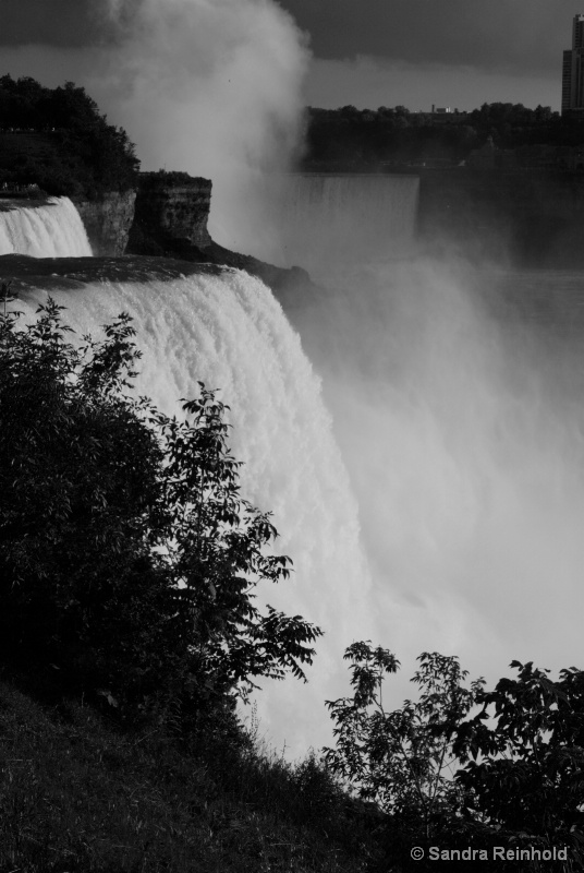 Niagara Falls in black and white