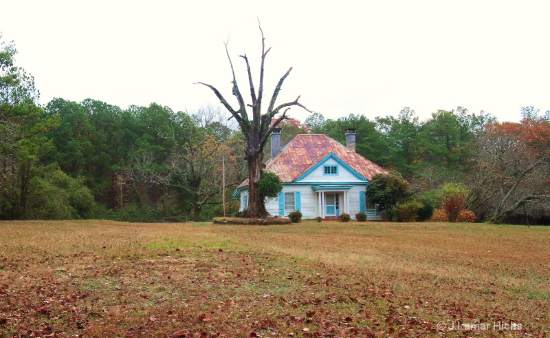 Old tin roof farm house - ID: 12546332 © J.Lamar Hicks