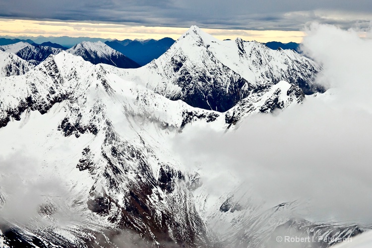 Alaska Range fly by - ID: 12546381 © Bob Peterson