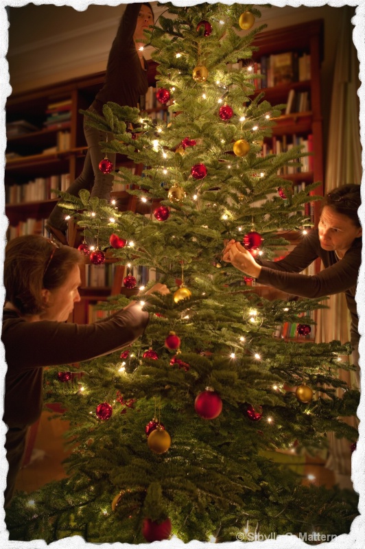 Me Myself I: Decorating the Christmas Tree - ID: 12628904 © Sibylle G. Mattern