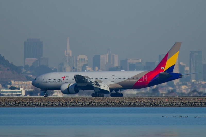 Asiana Boeing 777-200 on Landing Rollout