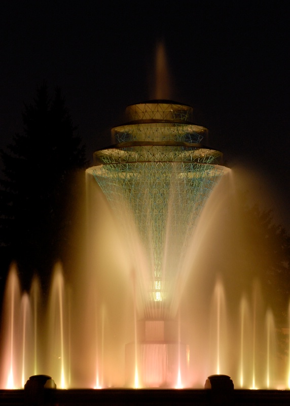 Fountain in Creme