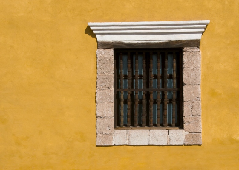 Muro de color amarillo y la ventana