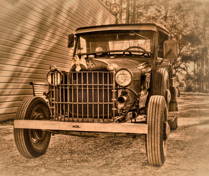 Old Ford - ID: 12841925 © Gloria Matyszyk