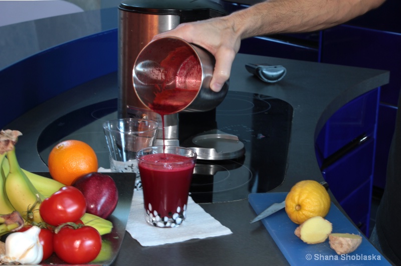 mixologist-pouring-juice4