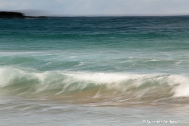 Maui surf - ID: 12891588 © Suzanne Andrews