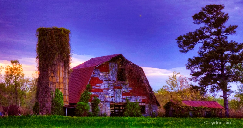 Barn and Silo saturated - ID: 12898561 © Lydia Lee