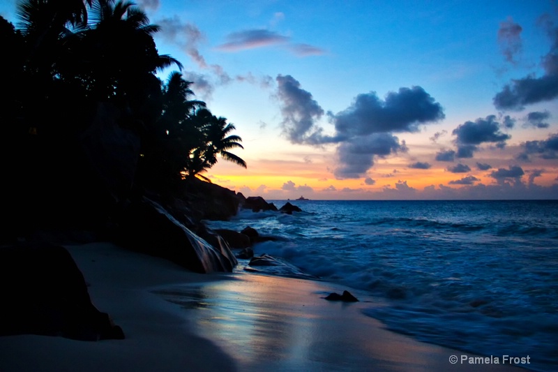 La Digue Glow