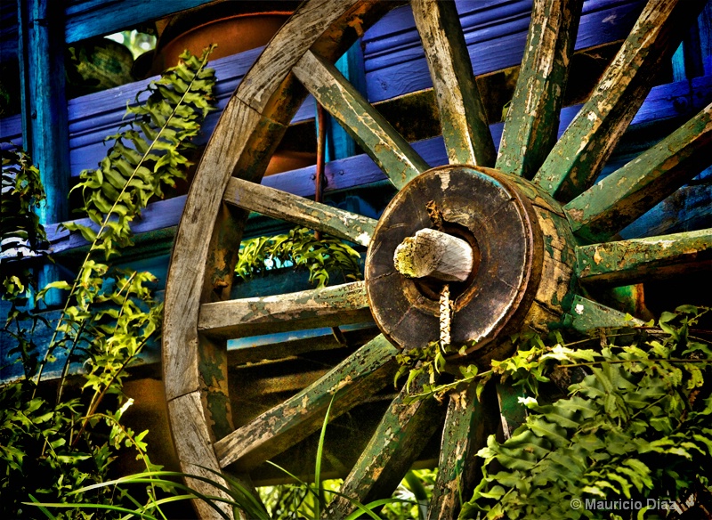 Wheel - ID: 13093284 © Mauricio Diaz