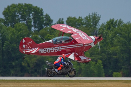 Pitts S-2B / Motorcycle Race