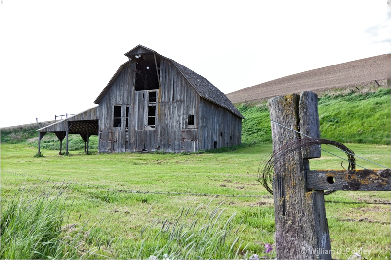 old barn - ID: 13138082 © William J. Pohley