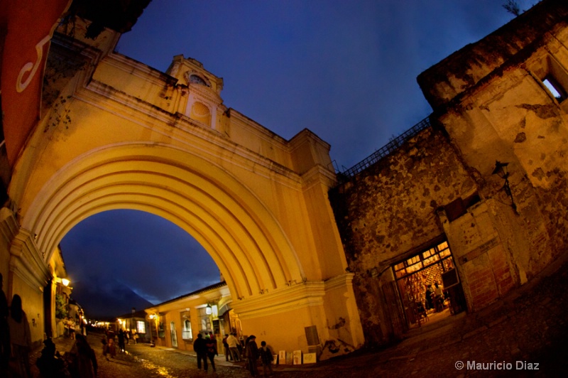 Antigua's Arch at Night - ID: 13359655 © Mauricio Diaz