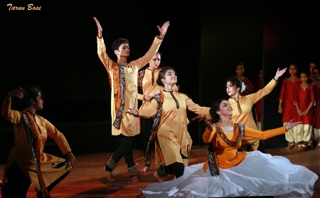Kathak Dancers performimg.