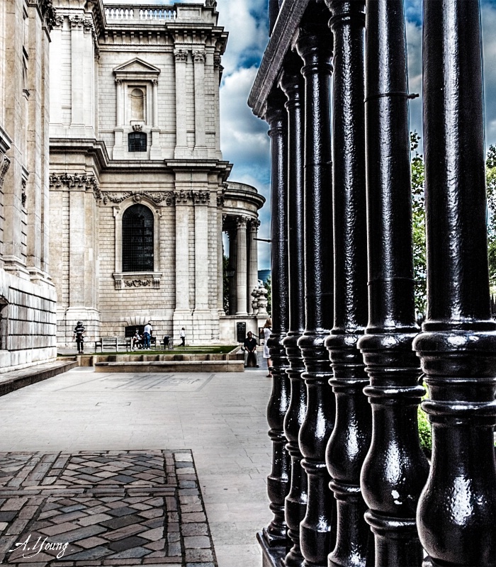 Walking to wards St Pauls LONDON..