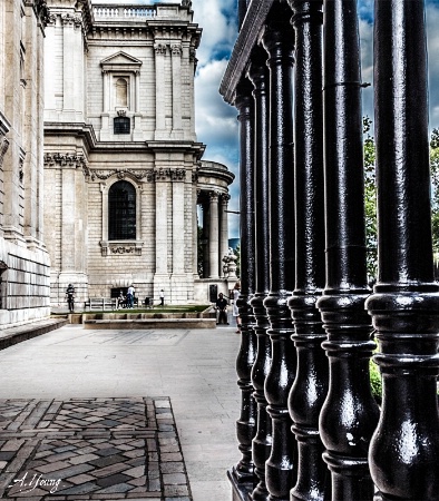 Walking to wards St Pauls LONDON..