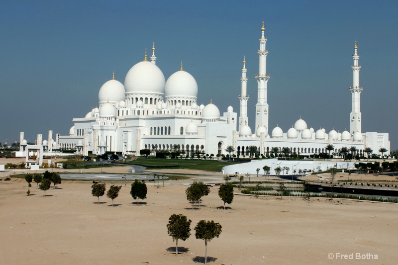 magnificent sheikh zayed grand mosque in abu dhabi
