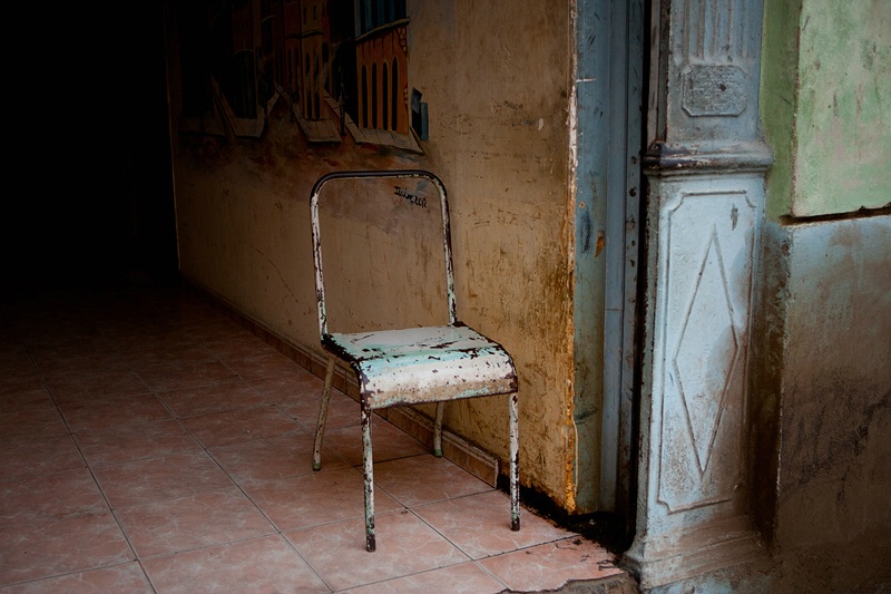 Chair in a Doorway, Havana - ID: 13713376 © Susan Gendron