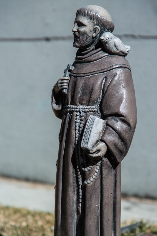 Religious Yard Statue, Minimum DOF (f4, 105mm)