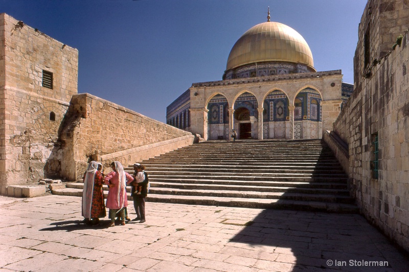 Palestinian family visits Dome of the Rock
