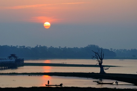 Morning at Taungthaman Lake.