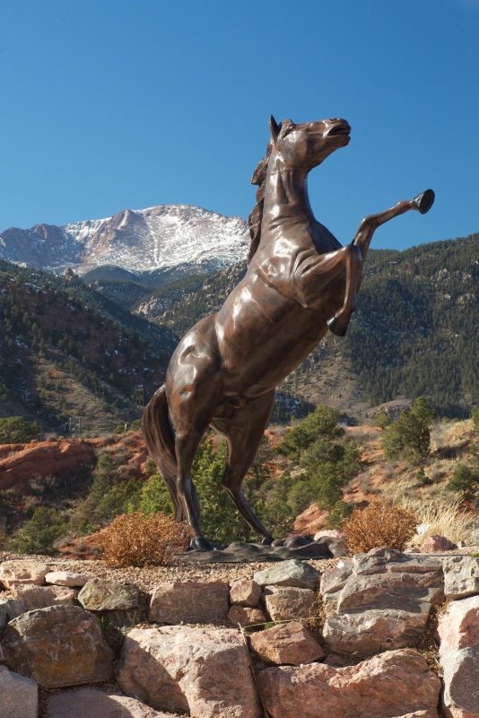 Statue of a Mustang and Pikes Peak - ID: 13945126 © Jim Klages