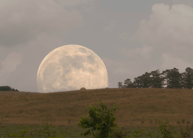 SUPER MOON COMMING OVER THE HILL