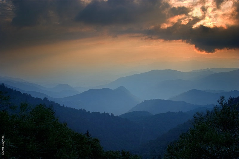 Blue Ridge Mountains in Crepuscular Light - ID: 13999112 © Jeff Gwynne