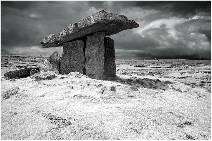 Poulnabrone Dolmen, The Burren Ireland - ID: 14092665 © Glenn Affleck