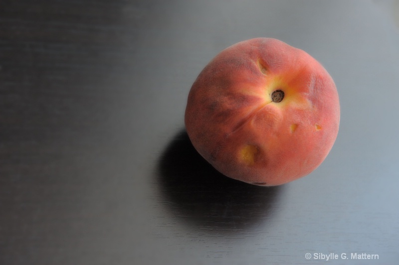 food series : a not so perfect peach - ID: 14096201 © Sibylle G. Mattern