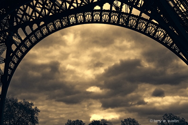 Night falls in Paris