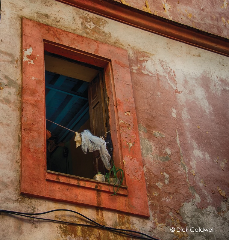 A window in Havana with the colors of the city - ID: 14345398 © Gloria Matyszyk