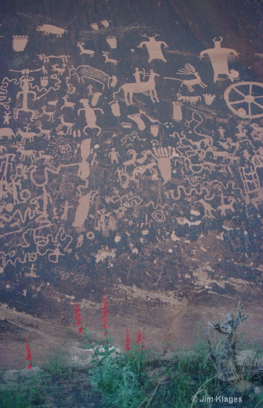 Newspaper Rock Petroglyphs - ID: 14352527 © Jim Klages