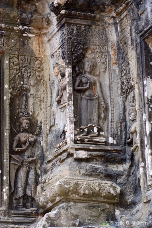 Celestial dancers (apsaras)with lotos, Angkor Thom - ID: 14386055 © Sibylle G. Mattern