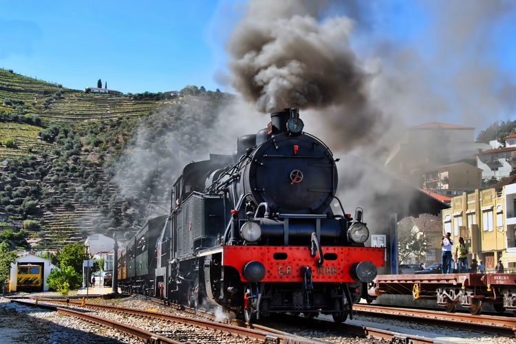 The train to Douro Valley
