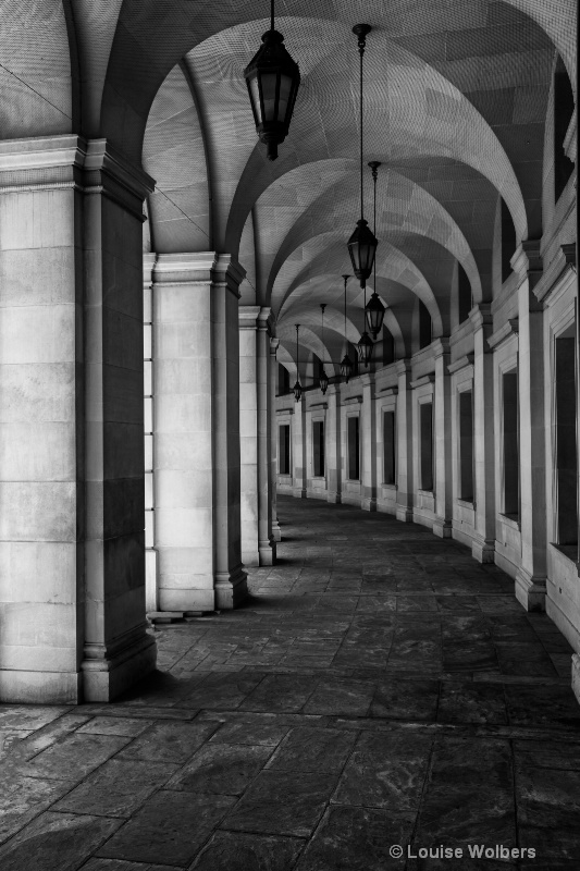 curved walkway - ID: 14647620 © Louise Wolbers