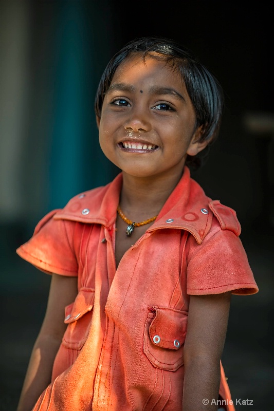 young girl in orange shirt - ID: 14648671 © Annie Katz