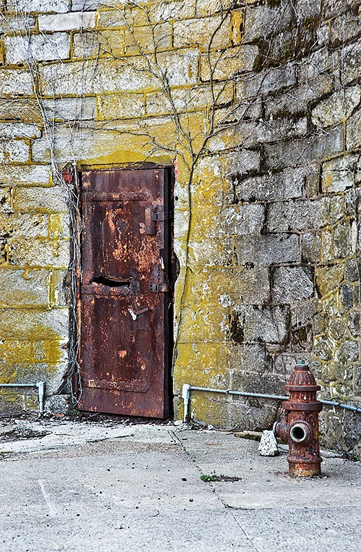Old Rusty Door - ID: 14668493 © Loan Tran