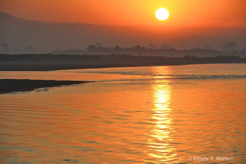 Sunrise on the Irrawaddy - ID: 14816651 © Sibylle G. Mattern