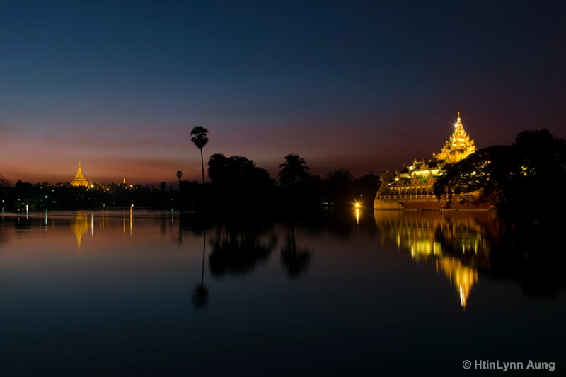 The evening scene of Shwedagon 