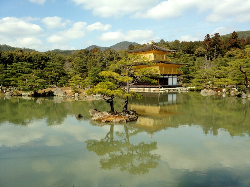 Golden Pavillion in Kyoto - ID: 14849359 © Karen J. Glenn