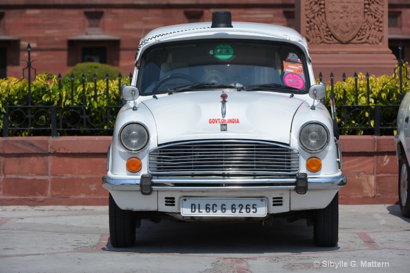 old Ambassador car - they still run - ID: 14861214 © Sibylle G. Mattern