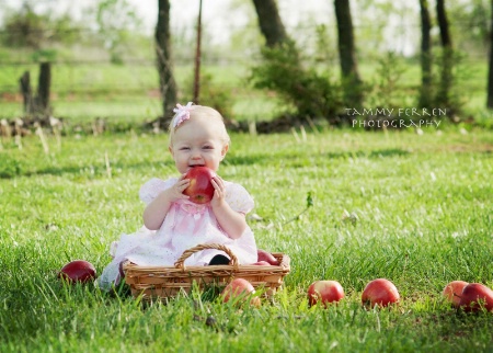 ~~ Madi Loves Apples  ~~