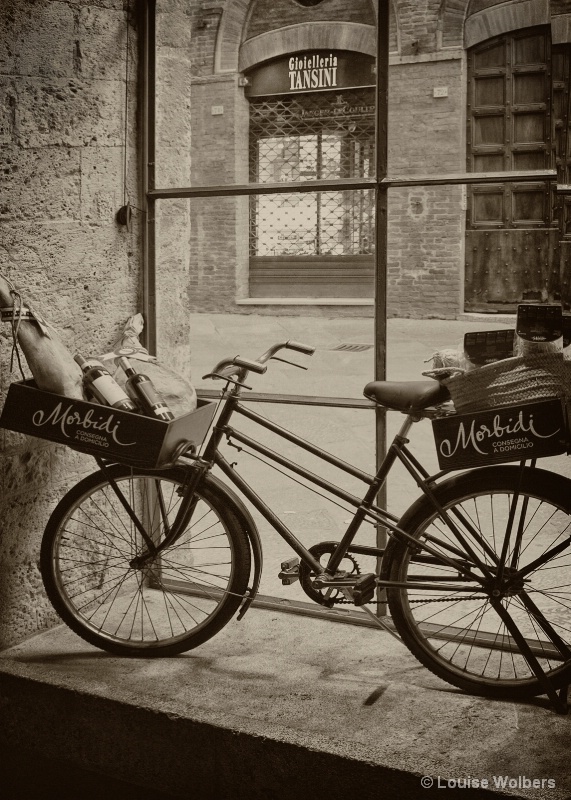 Bike Shop - ID: 14876361 © Louise Wolbers