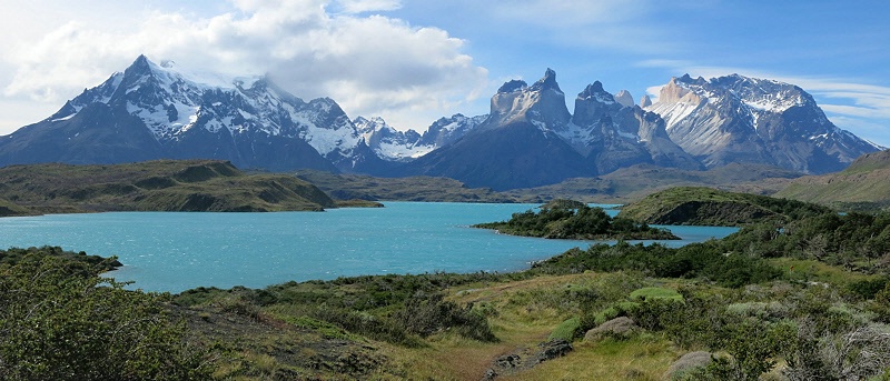 Lake Pehoe and Paine mountains