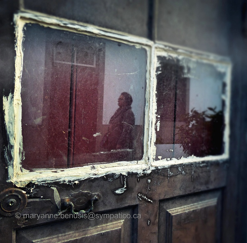 Door lady - ID: 14916023 © Mary-Anne Benusis