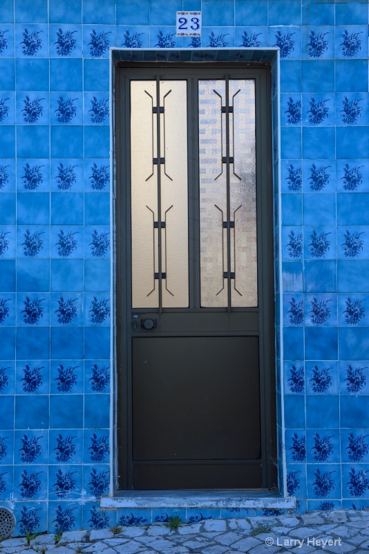 Door and Tiles in Portugal - ID: 14927473 © Larry Heyert