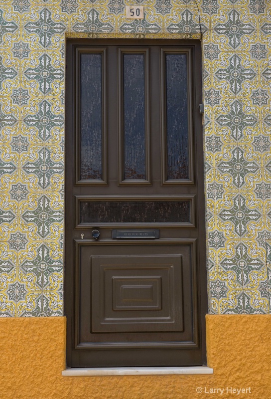 Door and Tiles in Portugal - ID: 14927476 © Larry Heyert