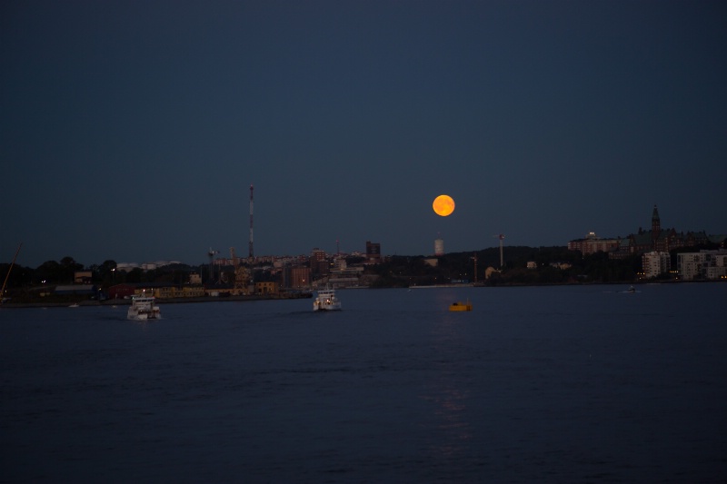 Supermoon - ID: 14980447 © Ilir Dugolli