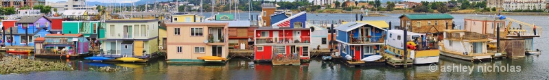 Harbour House boats - ID: 14999822 © ashley nicholas