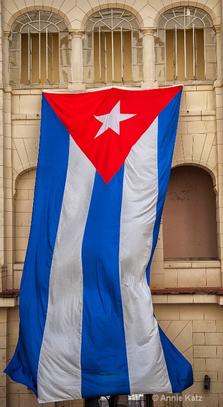 museum of the revolution-cuban flag - ID: 15076598 © Annie Katz